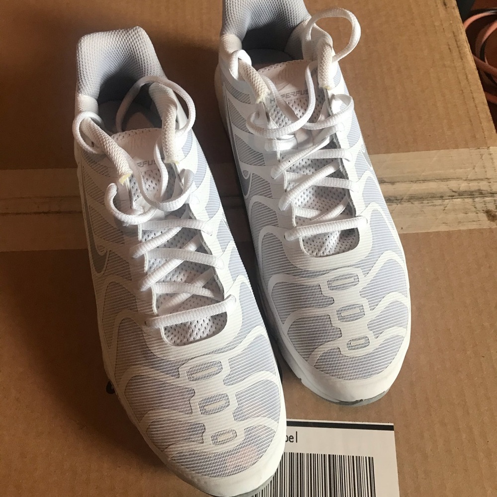 White Nike sneakers. Great condition 9.5 size